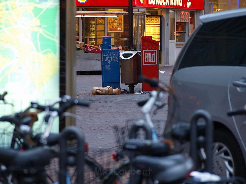 Herrenlose Einkaufstuete gesprengt Koeln Schildergasse P340.JPG